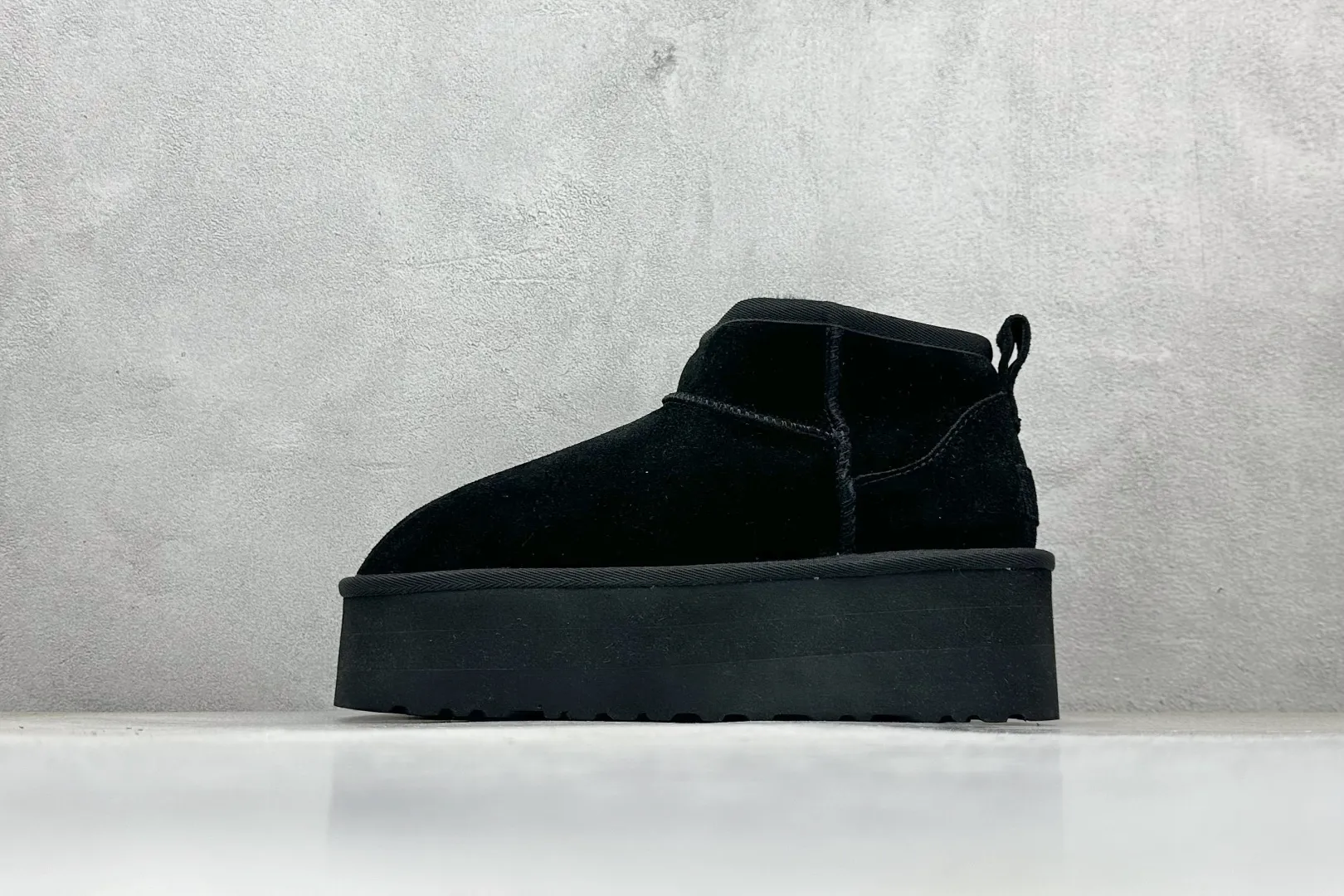 🐲💰 520 supports stores. The top version on the market UGG Mini thick-soled short tube 5cm. Xiaohongshu's hot model. Produced by a major foreign trade factory in Guangzhou. The toe box and the insole are all made of genuine sheep fur. Independent outer box packaging. Chip. With waterproof technology. Different from any version on the market. 5cm thick sole. Independent original development of outsole. Cashmere insole. It is a very suitable choice for going out in winter and at home. In the new year, uug has launched a style series, which is partially biased towards the preferences of young consumers. It has also moved to the forefront of fashion trends. Shoe body material: water-repellent coated suede upper, 17 mm UGGPURE™ implanted wool insole, lightweight non-slip comfortable rubber outsole, brand LOGO trademark, complete package, item number: 1135092, size: 35 36 37 38 39 40